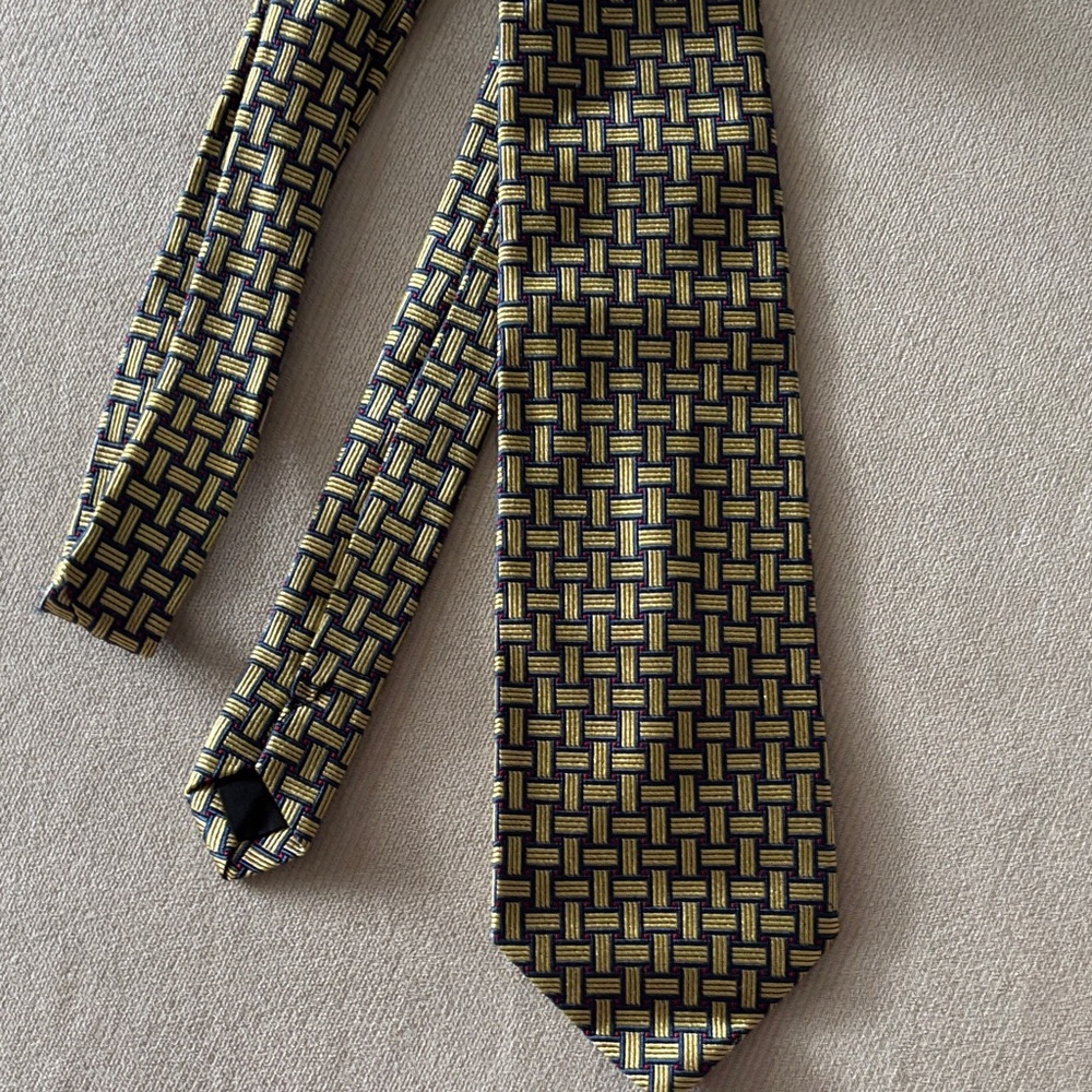 Elegant Black and Gold Patterned Tie